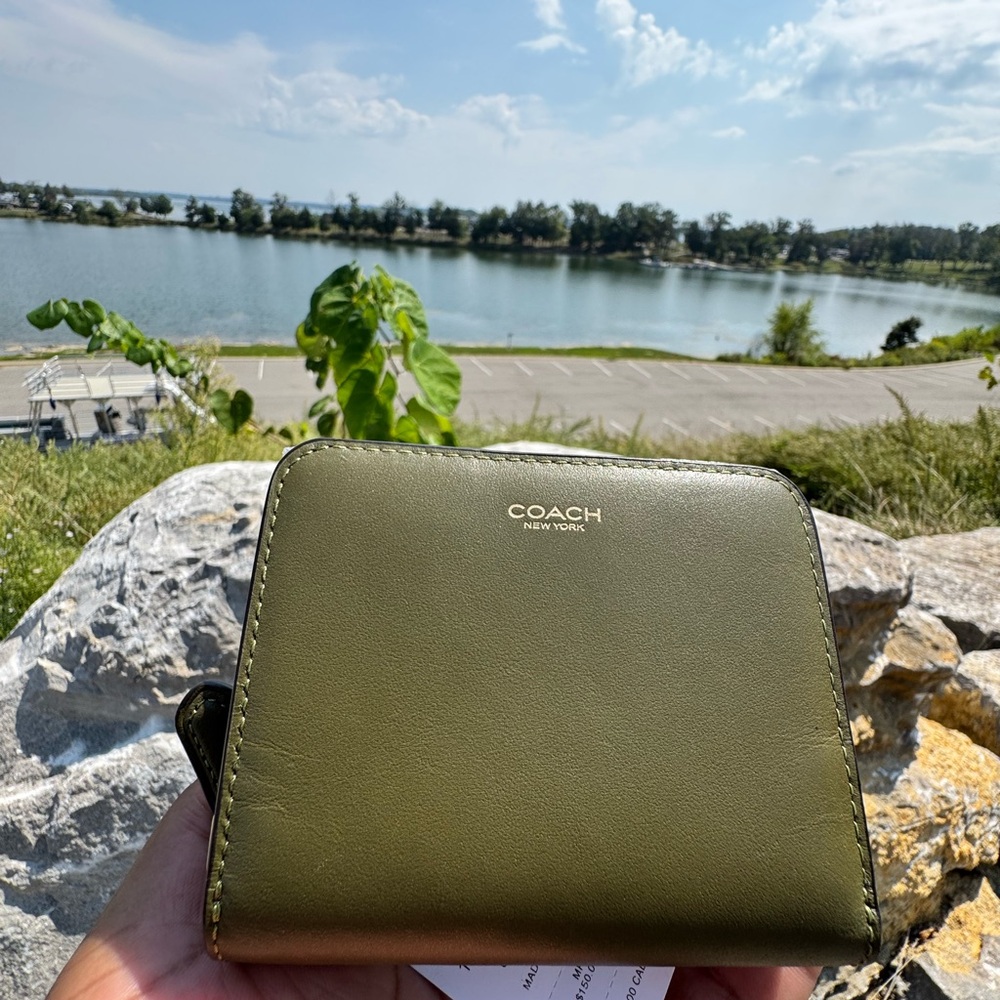 ( NWT ) Coach New York Brass/Olive Billfold Leather Wallet